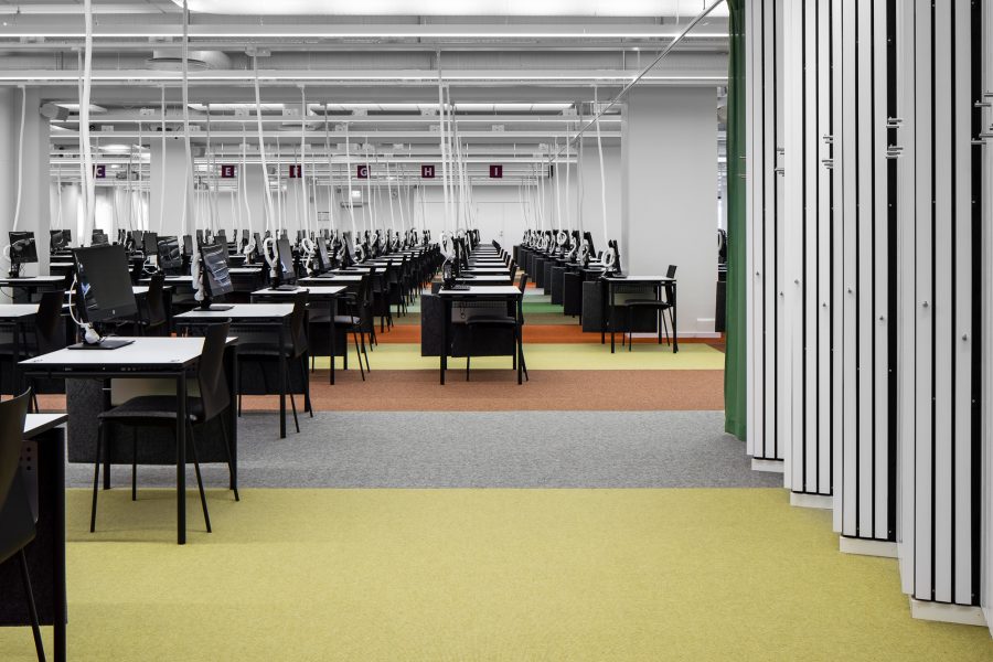Heltäckande matta Tretford lagd i olika färgfält under skrivbord i Karolinska Skrivsal, Link Arkitektur.
