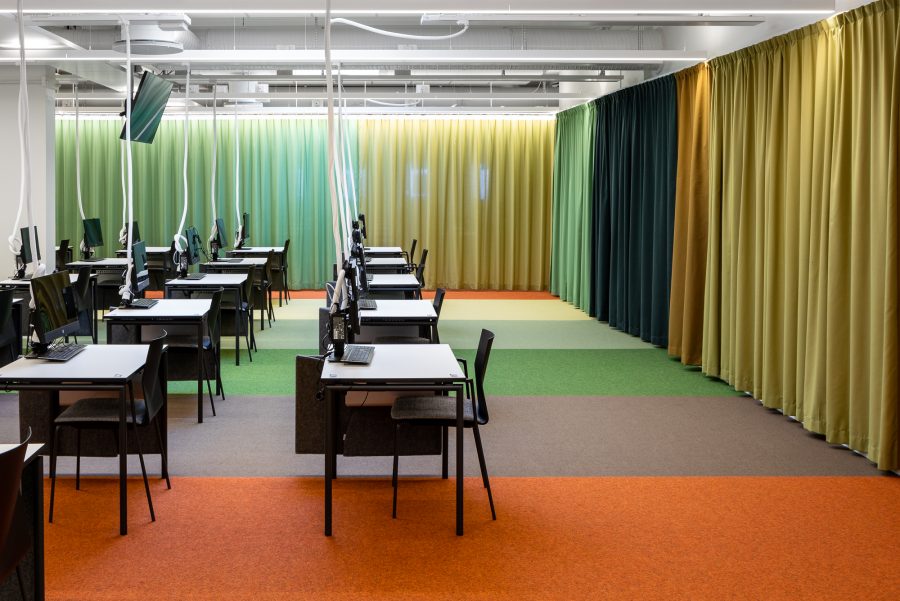 Heltäckande matta Tretford lagd i olika färgfält under skrivbord i Karolinska Skrivsal, Link Arkitektur.