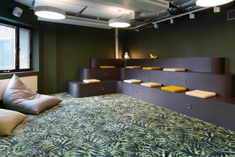 Heltäckande printad matta i myshörna på Trustly's kontor.