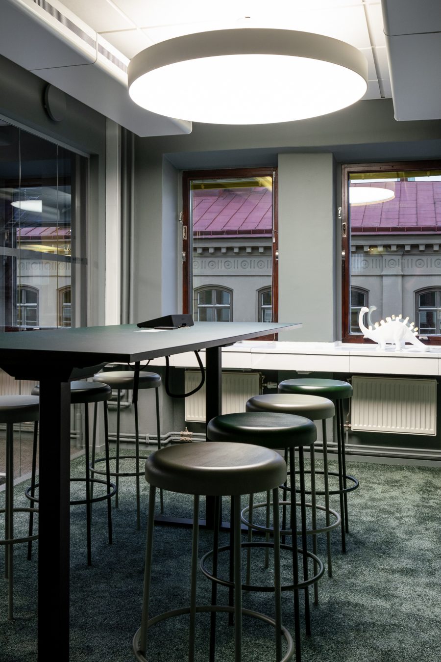 Heltäckande matta i mötesrum på Trustly's kontor.