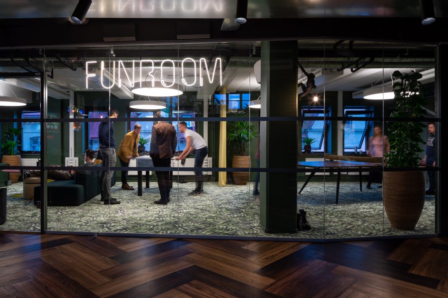 Heltäckande printad matta på Trustly's kontor.